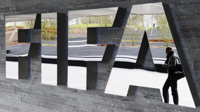 A decisão da FIFA, conhecida esta segunda-feira, impede o árbitro, de 42 anos, de arbitrar partidas para o resto da vida