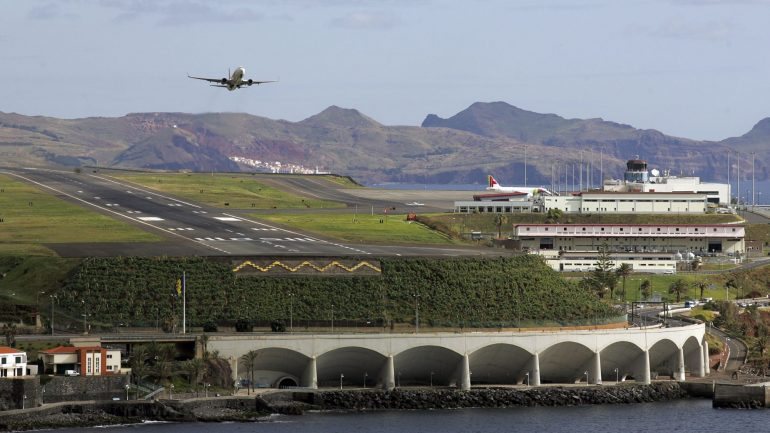 Na ilha do Porto Santo encontra-se esta segunda-feira à tarde o avião que fazia o voo TAP 1685 proveniente de Lisboa. O avião da Thomson proveniente de Helsínquia acabou depois por ir para Tenerife