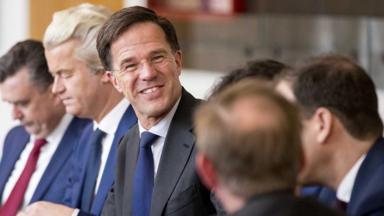 Mark Rutte disse aos jornalistas que vai cumprir a promessa eleitoral de não pedir apoio a Geert Wilders.
