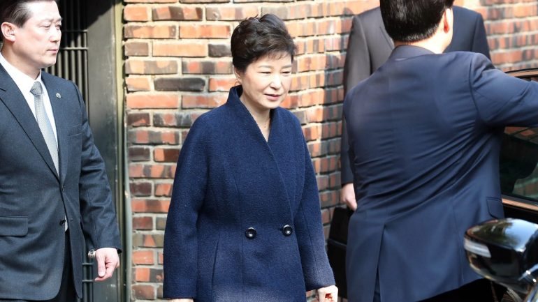 A Presidente foi acusada de cumplicidade e de permitir que Choi se intrometesse em assuntos do Estado, sem ter qualquer título oficial