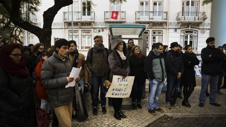 Dezenas de professores manifestaram-se esta quarta-feira em frente ao Ministério da Educação