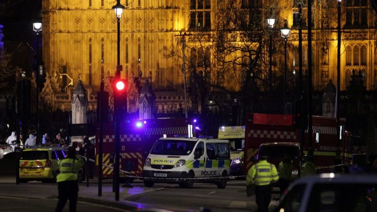 O ataque perto do Parlamento fez quatro mortos e pelo menos duas dezenas de feridos