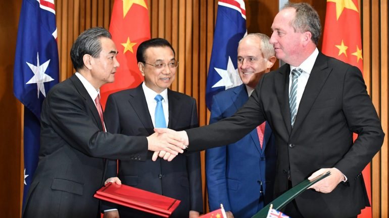 Turnbull rejeitou anteriormente que a Austrália tenha que escolher entre o seu mais importante parceiro na área da segurança - os Estados Unidos - e o seu maior parceiro comercial - a China