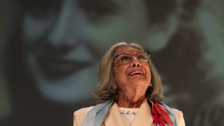 Eunice Muñoz, que completa em 2017 75 anos de carreira, irá receber a Máscara de Ouro
