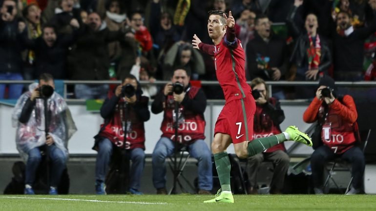 Cristiano Ronaldo marcou pela primeira vez dois golos de fora da área num jogo pela Seleção Nacional