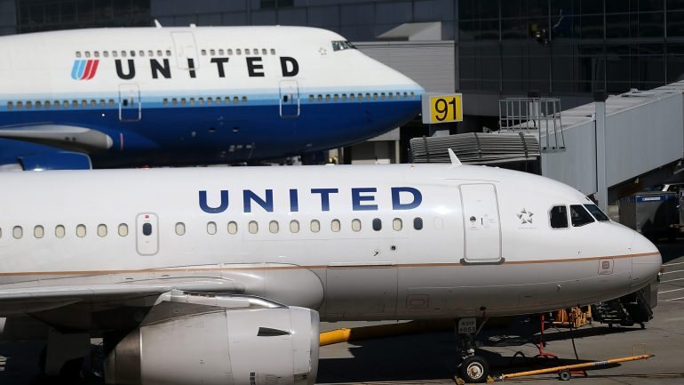 A companhia aérea norte americana está envolta em polémica depois de o caso ter sido divulgado nas redes sociais