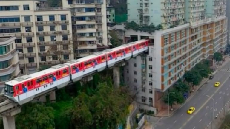 Na cidade chinesa de Chongqing o metro passa, literalmente, à porta de casa