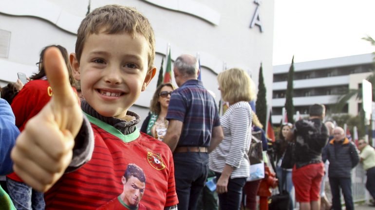Muitas crianças e adolescentes vestiram-se a rigor com a camisola de Portugal... e de Cristiano Ronaldo