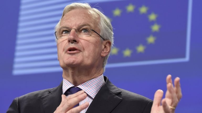 Michel Barnier, negociador da União Europeia para o Brexit, reuniu-se na segunda-feira com os deputados europeus