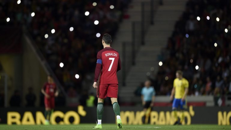 Cristiano Ronaldo jogou 57 minutos, marcou um golo, quase bisou mas viu do banco Portugal perder com a Suécia
