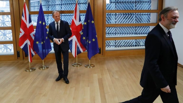 Tim Barron, o embaixador britânico na UE, depois de entregar a carta que aciona a saída do Reino Unido da União Europeia a Donald Tusk