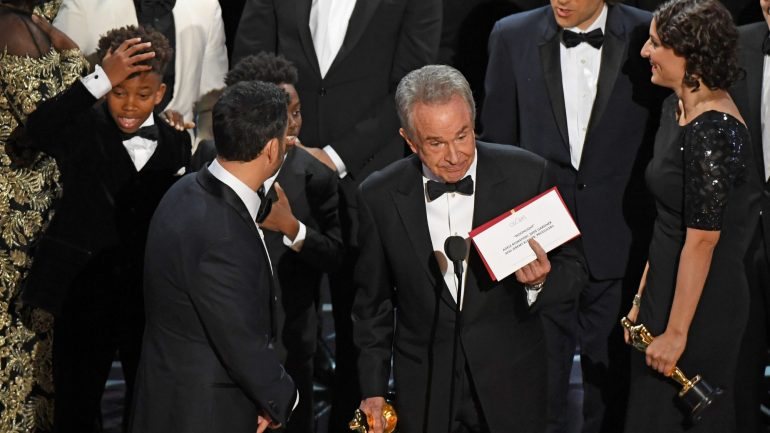 O apresentador Warren Beatty recebeu o envelope errado antes de anunciar o vencedor do prémio de Melhor Filme