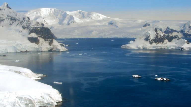 Os investigadores referem que o derretimento na ilha passou o ponto de não retorno há 20 anos e os glaciares de menores dimensões já não são capazes de reverter a perda de gelo