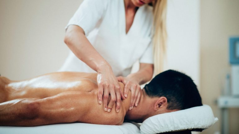 A massagem desportiva contribui para a reparação dos tecidos musculares.