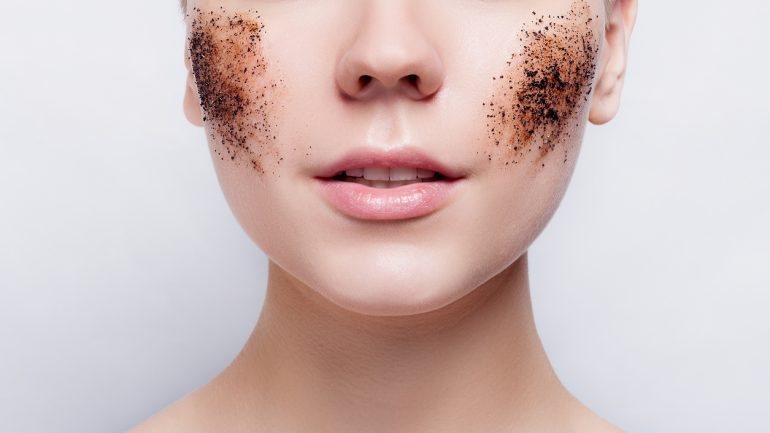 Os esfoliantes e as máscaras são dos maiores aliados das peles oleosas porque renovam a superfície da pele e mantêm-na purificada e hidratada para evitar a produção excessiva de óleo.