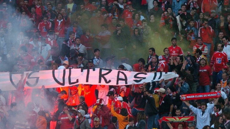 O Benfica, tricampeão nacional, parte para o 'clássico', na liderança da I Liga