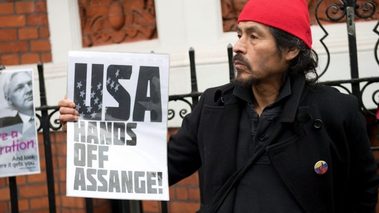 São frequentes as manifestações em frente à embaixada do Equador pelo fim das acusações contra Assange