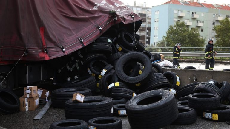 A maior parte dos pneus velhos recolhidos (56%, ou 47.099 toneladas) destina-se a reciclagem e são transformados em granulado de borracha
