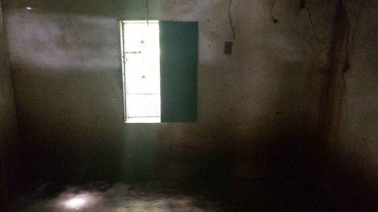 A mulher vivia neste cubículo sem luz, com duas refeições por dia e sem local para ir à casa de banho