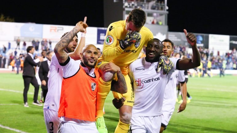 Douglas foi o herói da noite ao defender um penalty de Braga no final do encontro e saiu em ombros de Chaves