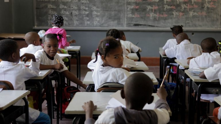 O ano letivo de 2017 em Angola arrancou oficialmente a 1 de fevereiro, com quase 10 milhões de alunos nos vários níveis de ensino