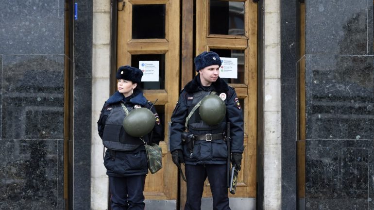 Polícia russa à entrada de uma estação de metro em São Petersburgo