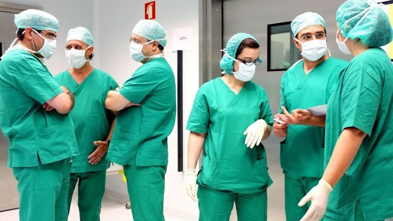 De acordo com o INE, dos 225 hospitais que, em 2015, existiam em Portugal, 114 pertenciam aos serviços oficiais de saúde e 111 eram privados