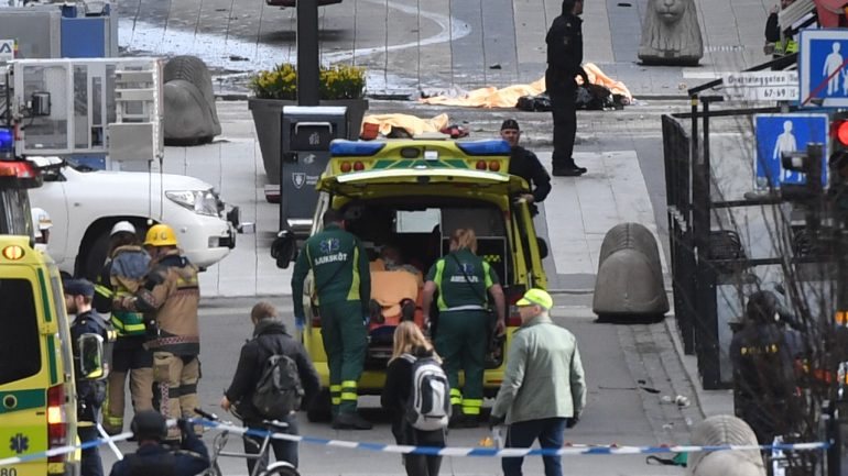 Um camião atingiu várias pessoas na rua Drottninggatan, no centro de Estocolmo, e embateu no centro comercial Ahlens