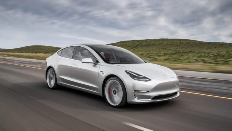 As fotos do Model 3 divulgadas por outros órgãos de comunicação levam a crer que serão muito poucas as diferenças entre o protótipo e a versão de produção do mais acessível dos Tesla