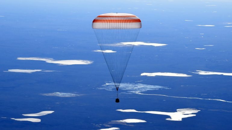 A Soyuz MS-02 prestes a aterrar no Cazaquistão com três astronautas a bordo.