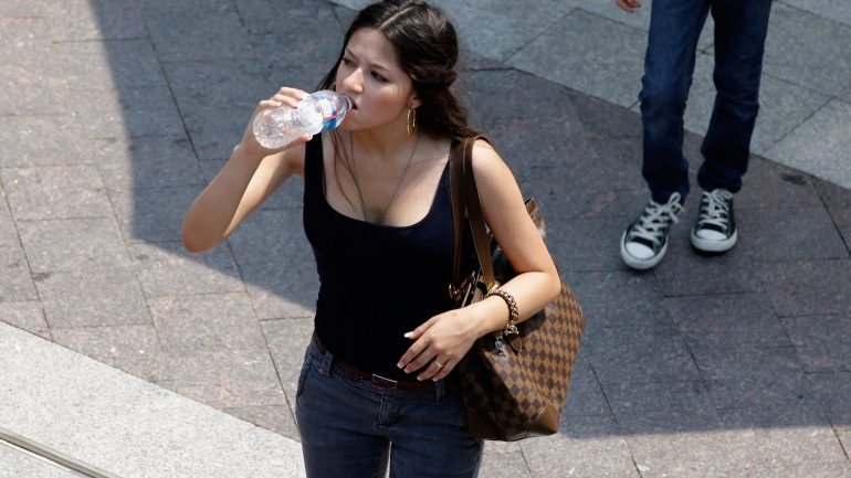 O truque está em beber água apenas quando se tem sede. Nem a mais, nem a menos