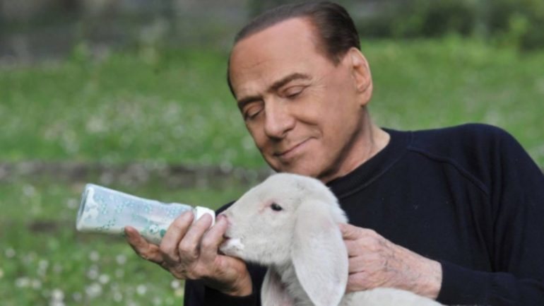 Berlusconi e um dos cordeiros que 'adotou'