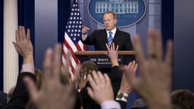 Sean Spicer, porta-voz da Casa Branca, voltou a reforçar a doutrina 'América primeiro'