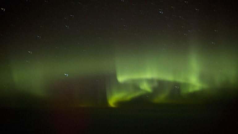 Aurora boreal a partir do voo da easyJet. Mas só as máquinas fotográficas a conseguem ver assim