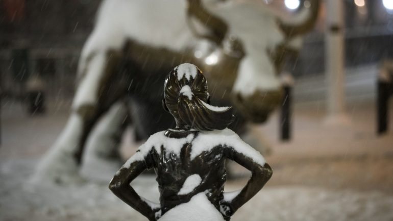 O autor da estátua do touro afirma que a da menina é apenas um &quot;truque publicitário&quot;
