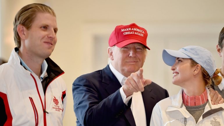 Donald Trump entre os dois filhos, Eric e Ivanka, num encontro informal no resort de Turnberry, na Escócia, em 2015, onde Eric deu agora uma entrevista ao The Telegraph