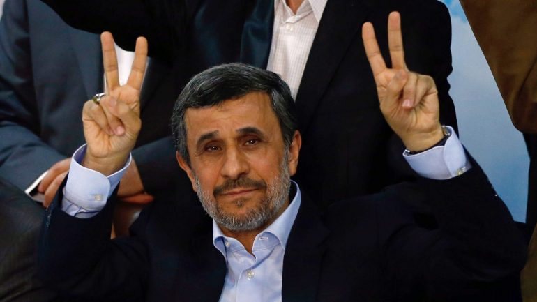 O ex-presidente iraniano Mahmoud Ahmadinejad faz sinal de vitória no dia em que terá entregue os papéis para se candidatar à presidência