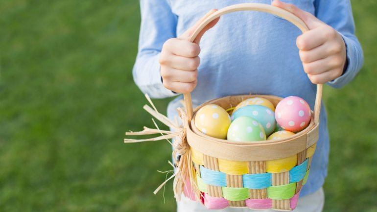 A tradição manda que os ovos sejam escondidos e fiquem para quem os encontrar.