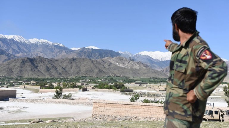 Os verdadeiros danos da bomba GBU-43 numa província do Afeganistão estão a ser questionados por novas imagens do local