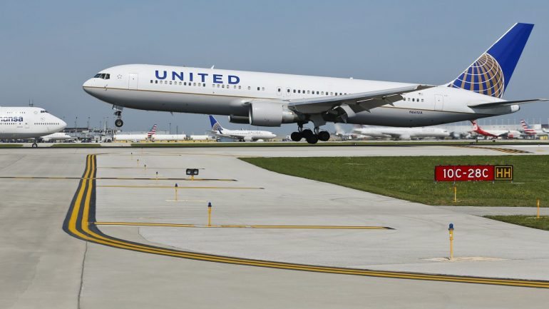 O passageiro David Dao, expulso de forma violenta há uma semana de um voo da United Airlines, responsabiliza a transportadora pelos ferimentos sofridos durante o incidente