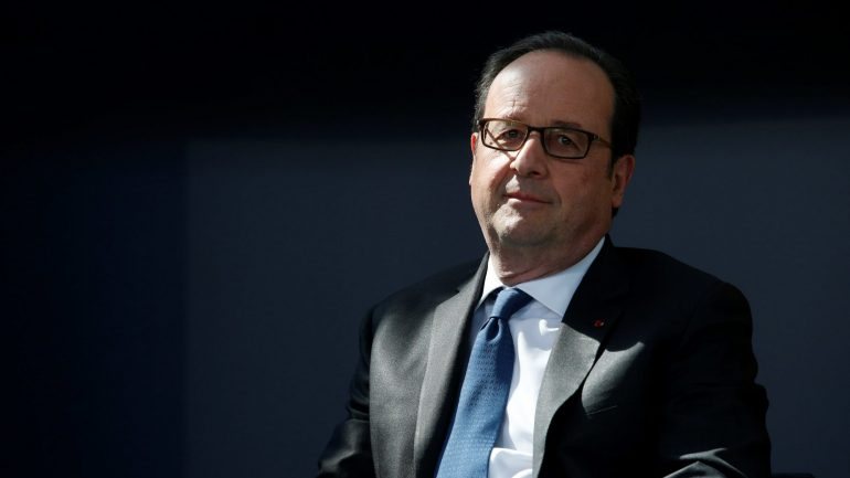 A posição de Hollande foi divulgada após uma conversa telefónica com chanceler alemã, Angela Merkel, e os presidentes russo, Vladimir Putin, e ucraniano, Petro Poroshenko