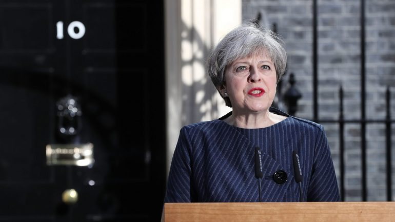Theresa May fez o anúncio frente ao número 10 de Downing Street, onde fica a residência oficial da primeira-ministra