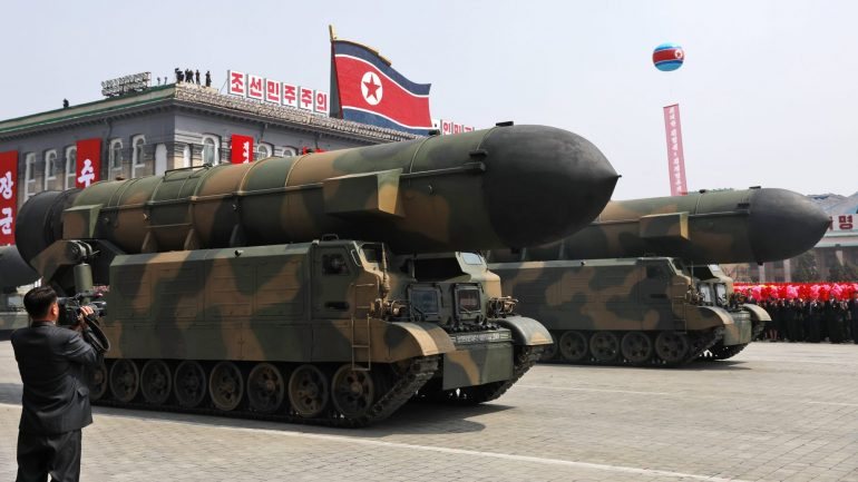 A montagem mostra um míssil balístico disparado pela Coreia do Norte que cruza o Pacífico e atinge uma cidade não identificada nos EUA