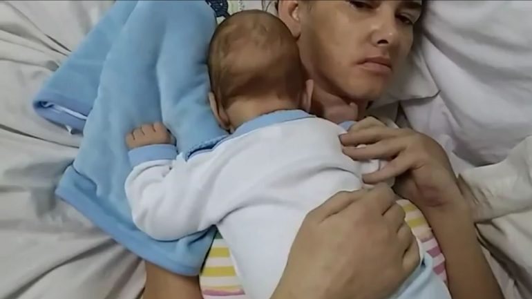 Amelia Bannan acordada e já com o filho nas mãos. Imagem de um vídeo do jornal El País