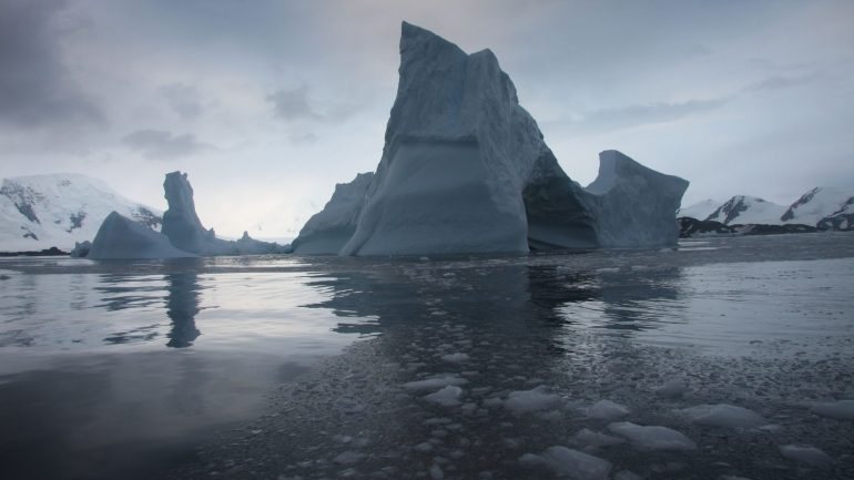 Os cientistas vão agora tentar perceber que impacto estes rios vêm a ter no gelo antártico