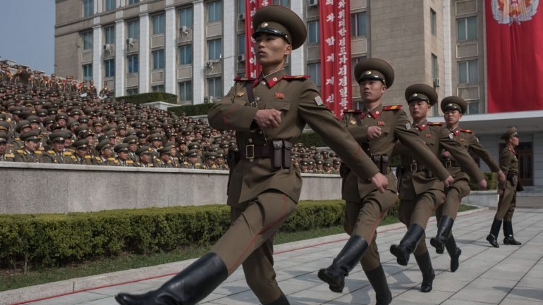 “Quanto mais pressões militares, ameaças e sanções irracionais realizarem, mais colocam em perigo a sua difícil situação”, afirmou o portal de Pyongyang