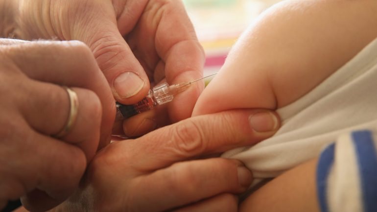 Caso a criança seja vacinada antes dos 12 meses terá de ser novamente vacinada aos 12