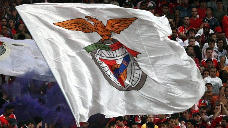 &quot;O Sport Lisboa e Benfica informa que os bilhetes para o dérbi de sábado se encontram esgotados&quot;, refere esta quinta-feira o clube da Luz na sua página oficial.