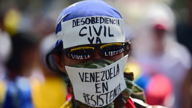 As declarações do Presidente da Venezuela têm lugar depois de o homólogo colombiano ter pedido ponderação ao Governo venezuelano na entrega de armamento às milícias.