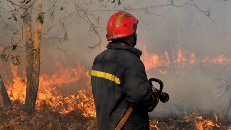 O maior dos incêndios é o de Leiria, que lavra na freguesia de Pataias e Martingaça e mobiliza 76 homens, apoiados por 25 viaturas.